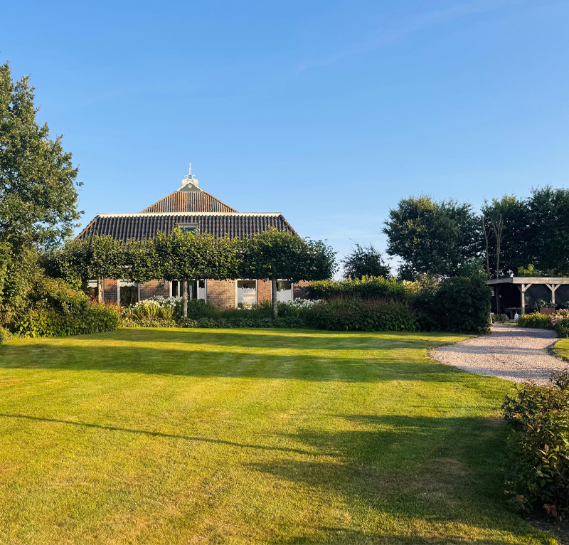 Vooraanzicht van it Foarhûs met de tuin