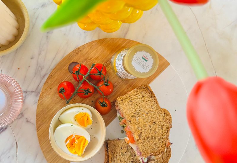 Gedekte tafel met vers brood en eieren (voorlopige foto)