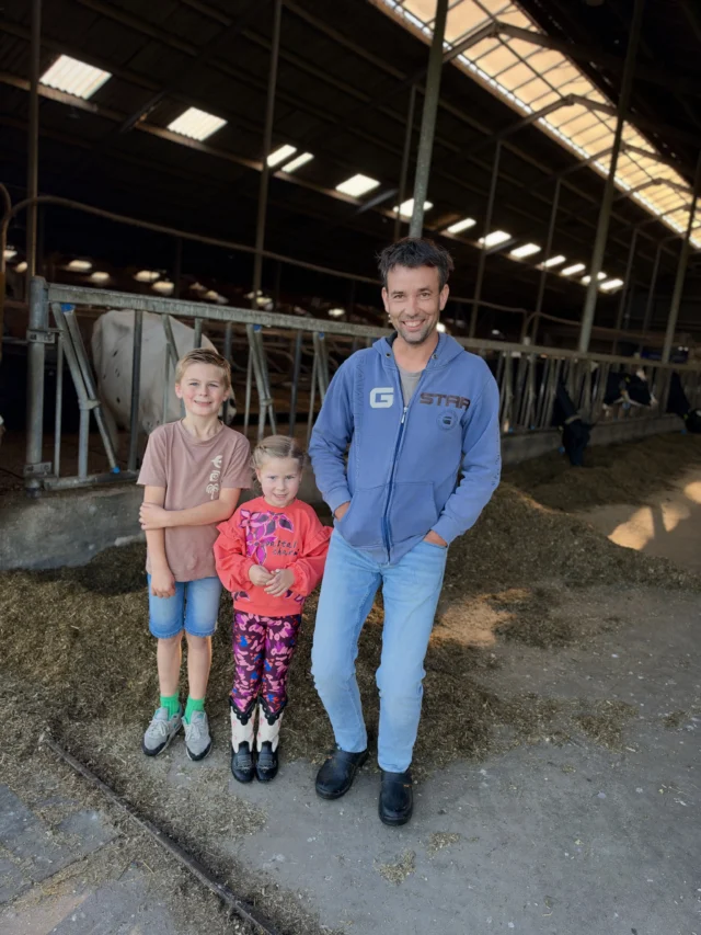 Voorbeeld: man met twee kinderen in de koeienstal