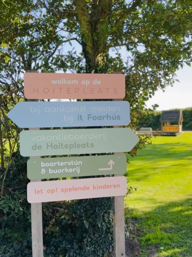 De gekleurde wegwijzer op het erf van de Hoitepleats
