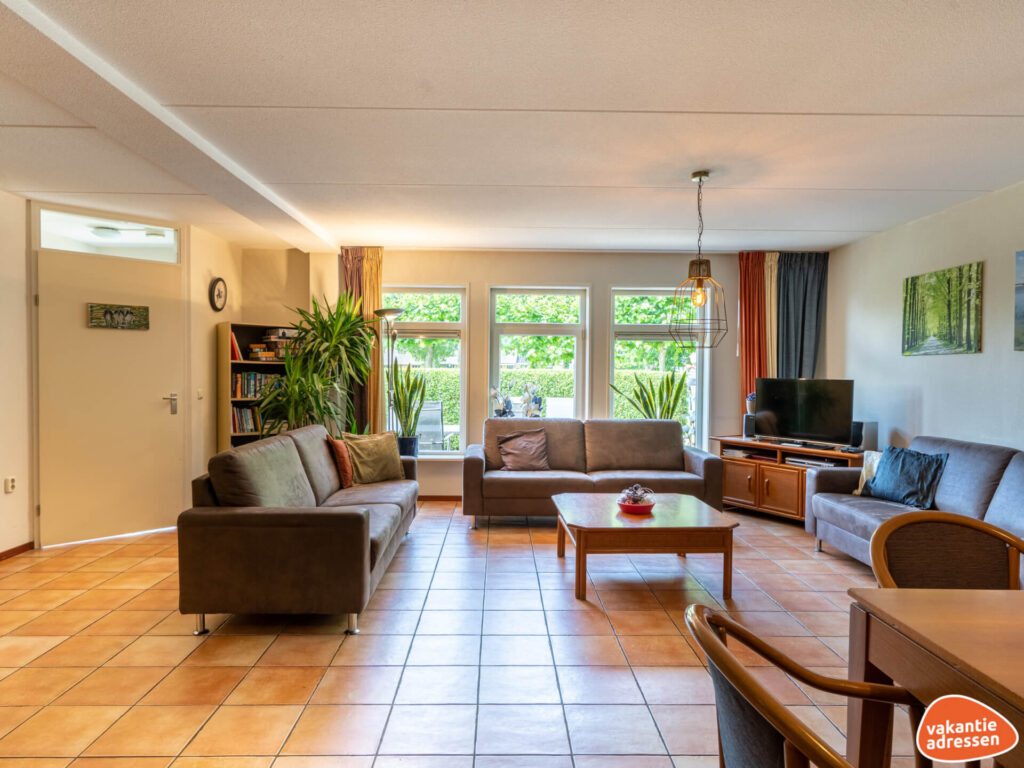 Lichte woonkamer in een van de vakantiehuizen