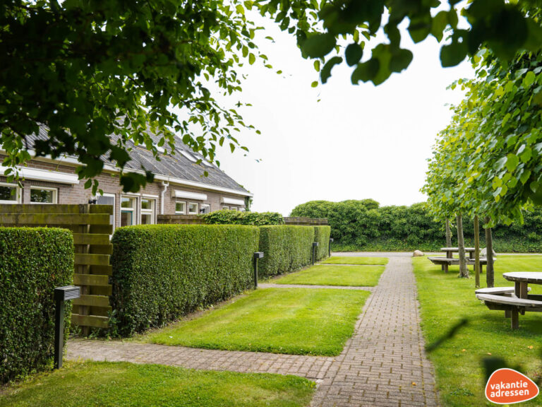 Afgeschermde terrassen aan de voorkant van de vakantiehuizen