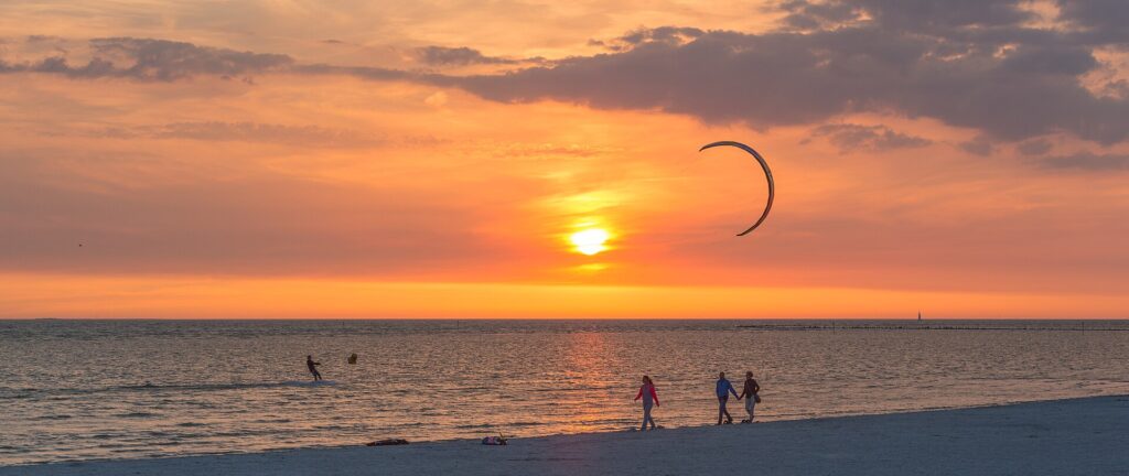 Kitesurfer bij zonsondergang op het IJsselmeer bij Workum