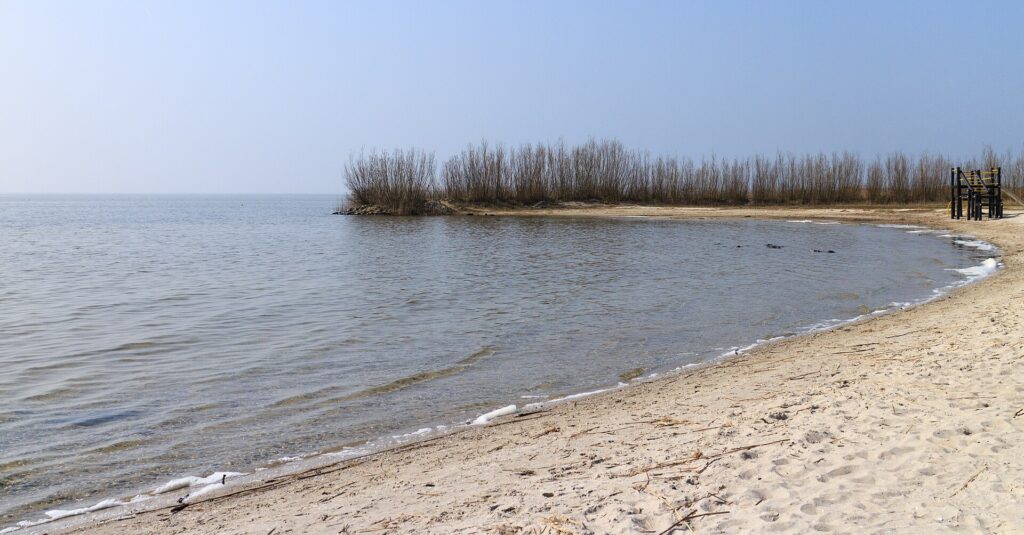 Strand aan het IJsselmeer bij het Mirnser Klif